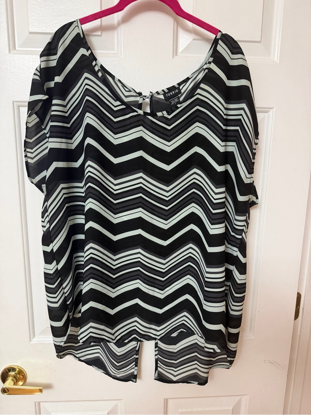 torrid Black & White Zigzag Scoop Neck Blouse